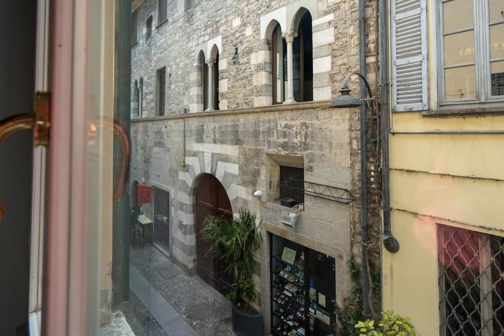Alloggio Del 1400 Nel Cuore Del Centro Storico A 2 Min Dal Porto E Con 2 Bici Gratuite Como Exteriér fotografie